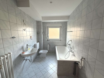 Großzügige, renoviert 2-Zimmerwohnung mit Aufzug und Balkon., 47443 Moers, Etagenwohnung