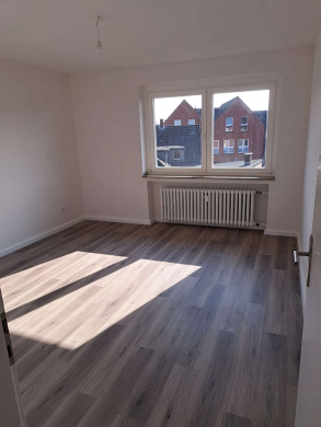 Renovierte Dreizimmerwohnung mit Balkon ab sofort zu vermieten, 47506 Neukirchen-Vluyn, Etagenwohnung