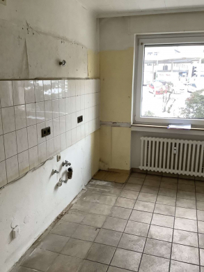 große 3 Zimmer Wohnung mit Balkon und Gäste WC in ruhiger zentraler Lage – WBS erforderlich!, 47169 Duisburg, Erdgeschosswohnung