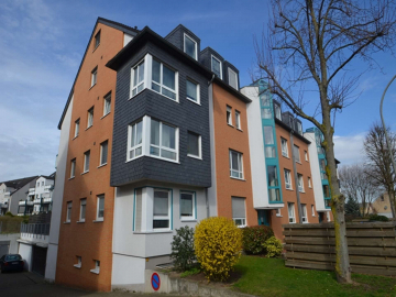 Großzügige Familienwohnung über zwei Etagen mit Balkon und Stellplatz., 47506 Neukirchen Vluyn, Maisonettewohnung