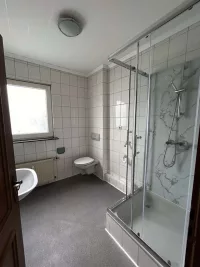 Badezimmer mit Dusche